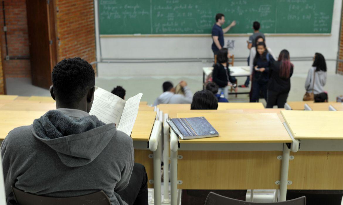 Universitários assistem aula em universidade