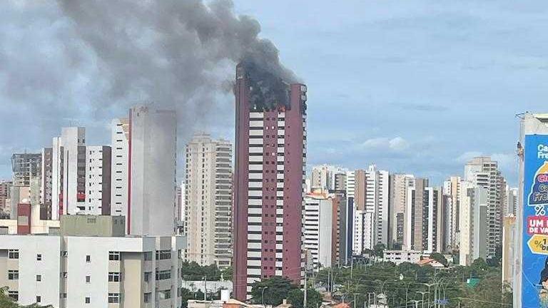 prédio pegando fogo no bairro cocó em fortaleza