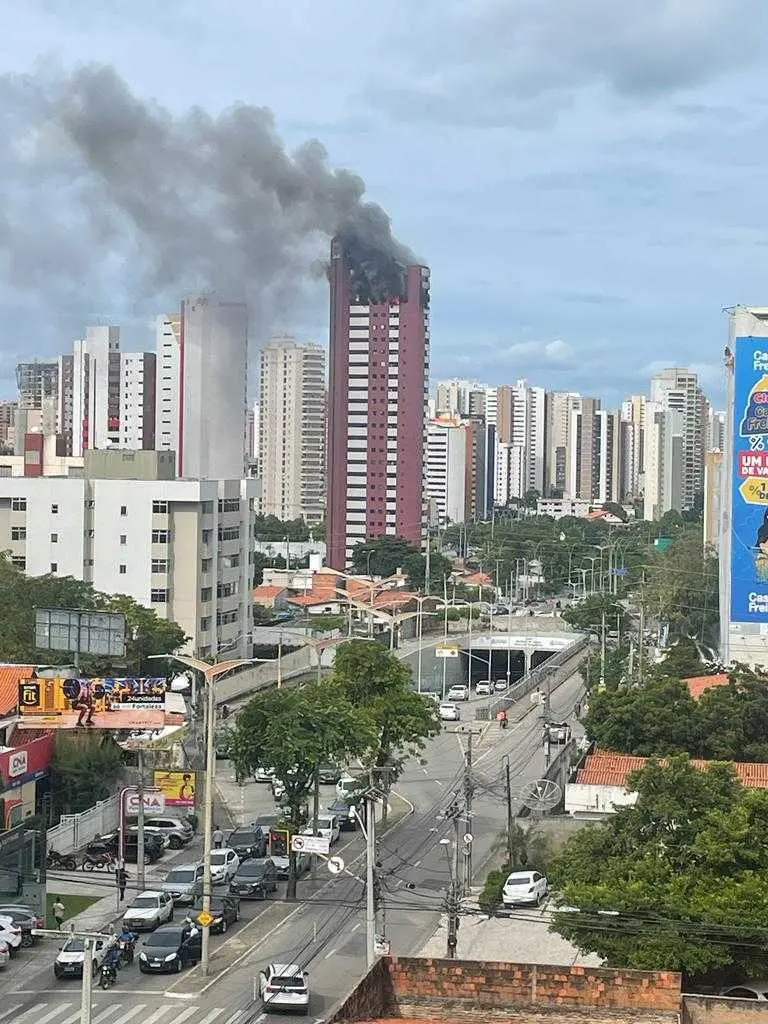 prédio pegando fogo no bairro cocó em fortaleza