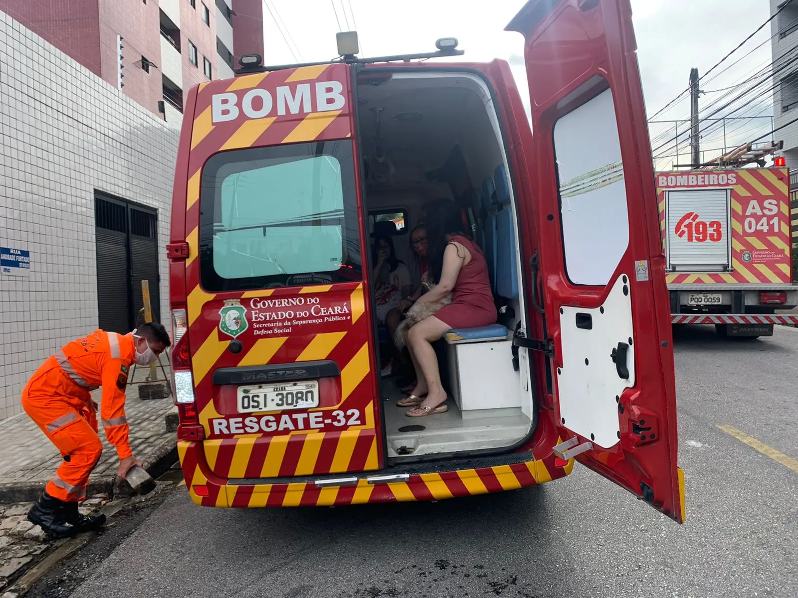 família resgatada de incêndio