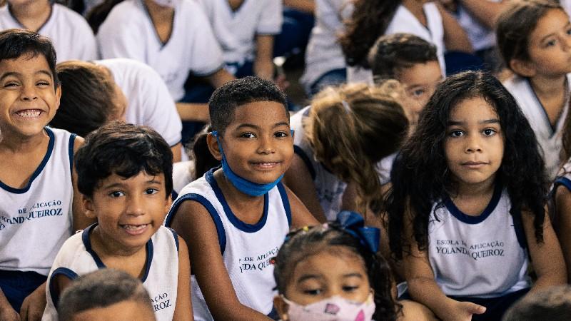 crianças uniformizadas sorrindo na comemoração dos 40 anos da escola