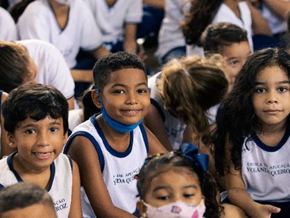 crianças uniformizadas sorrindo na comemoração dos 40 anos da escola
