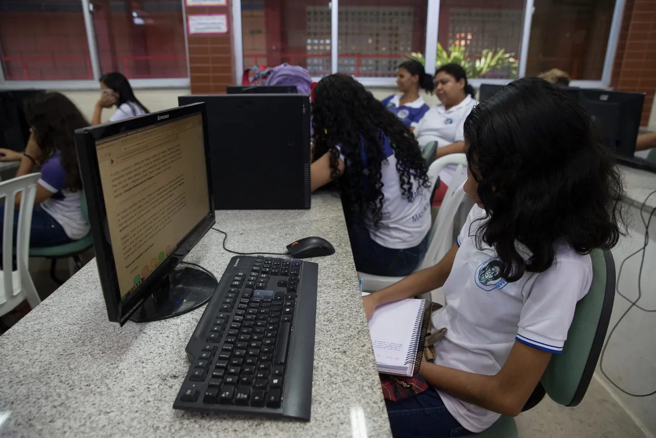 Formação de crianças e adolescentes é prejudicada pela falta de acesso à internet