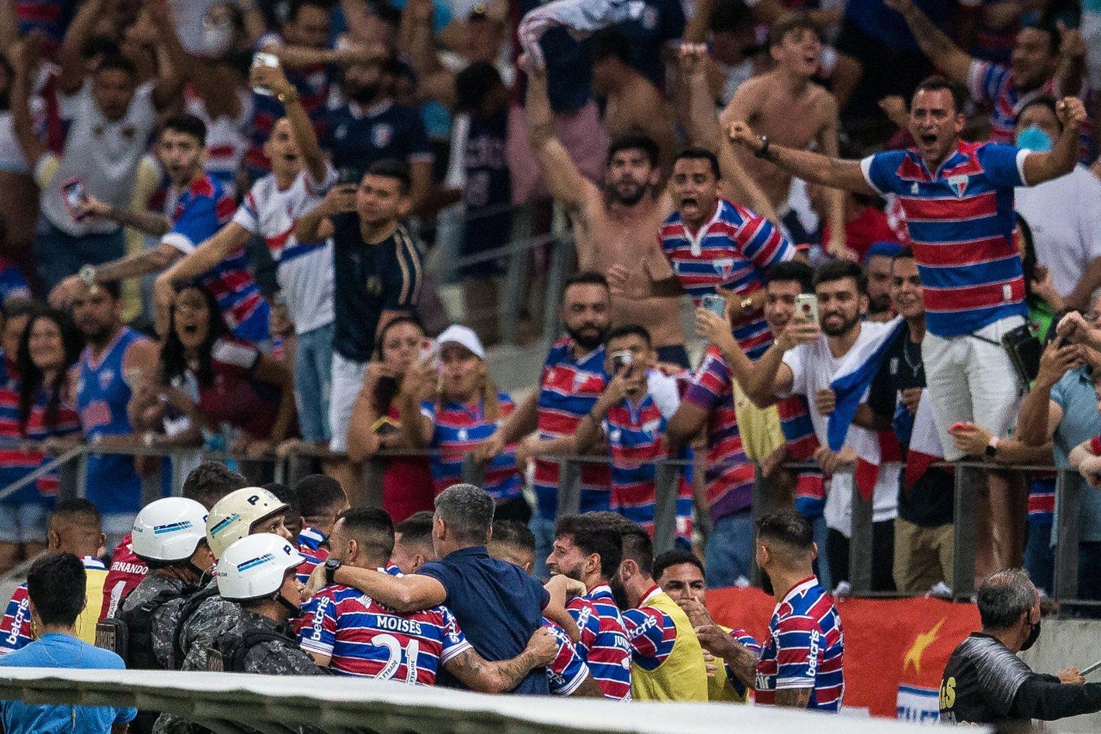 Torcedores do Ceará e do Fortaleza entram em confronto horas antes de  Clássico-Rei na Arena Castelão; vídeo, Ceará