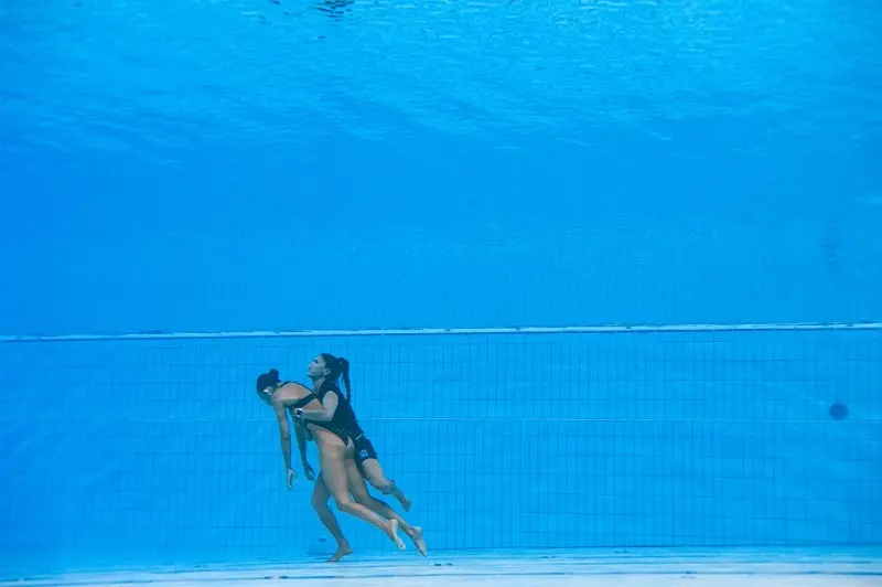 Imagem mostra atleta inconsciente no fundo da piscina