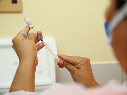 Profissional de enfermagem prepara seringa com vacina contra a Covid