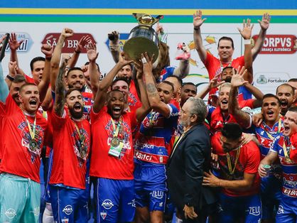 Jogadores do Fortaleza erguem taça do Campeonato Cearense