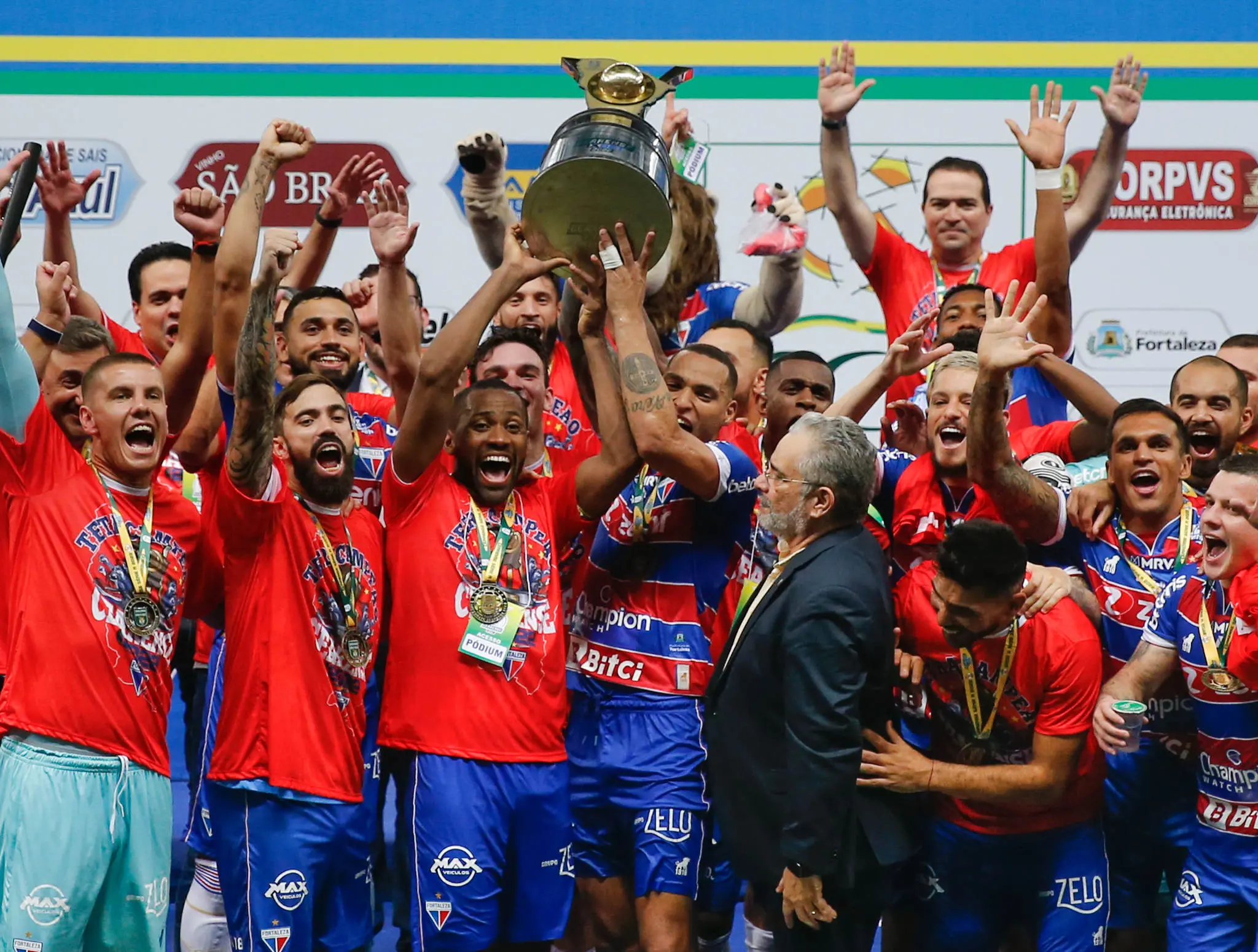 Jogadores do Fortaleza erguem taça do Campeonato Cearense