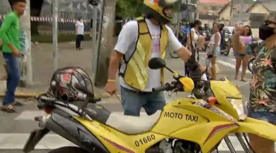 Mototaxista segurando uma faca