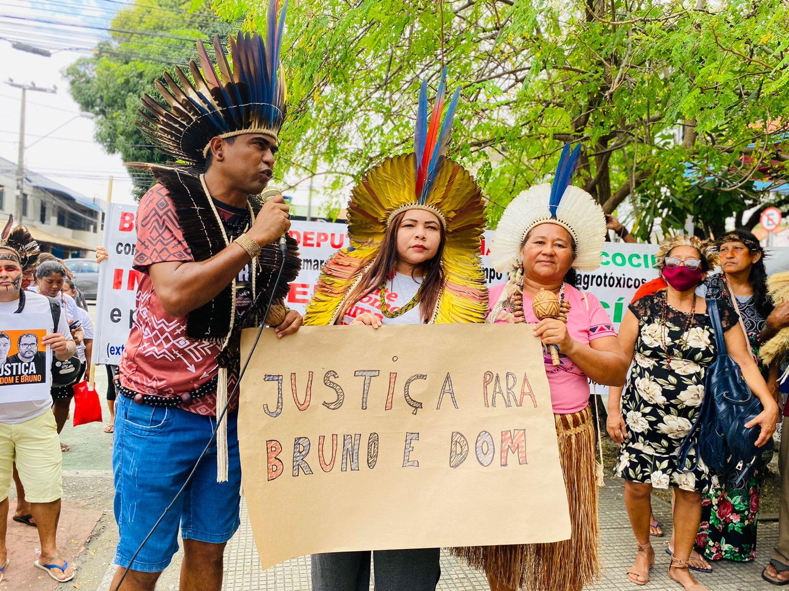 Weibe Tabepa e Cacika Irê durante manifestação em defesa dos direitos indígenas