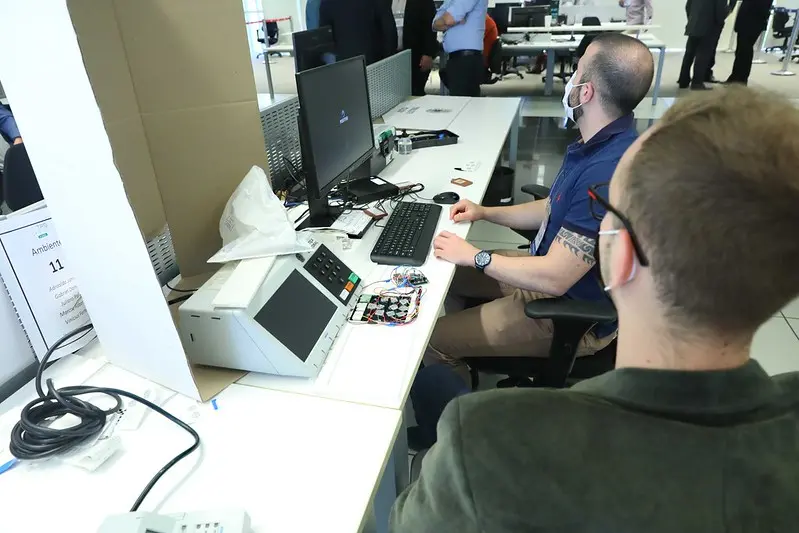 Teste público de segurança da urna eletrônica