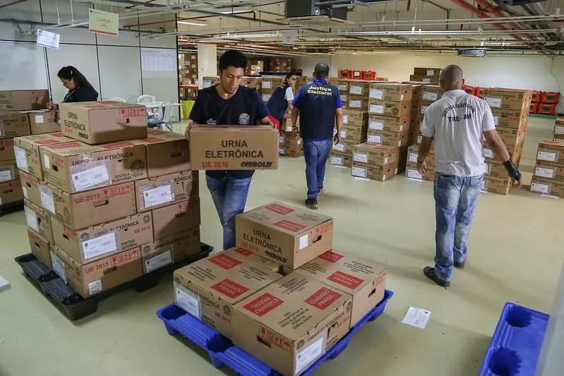 Urnas eletrônicas sendo preparadas para entrega