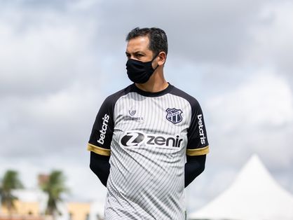 Marquinhos Santos com semblante sério em treino do Ceará