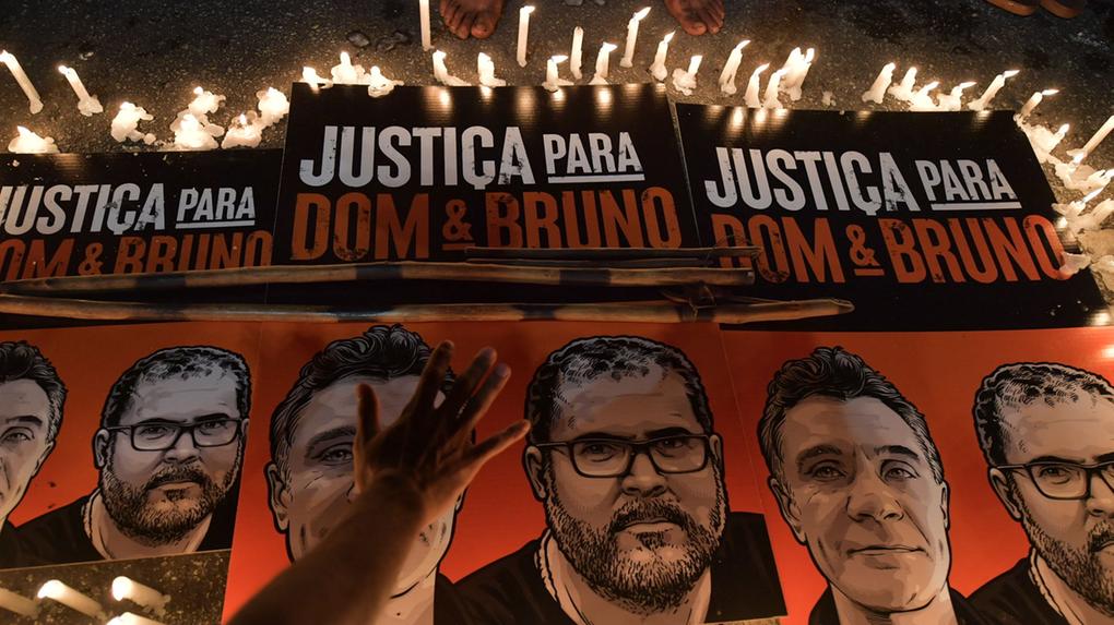 Indígenas brasileiros protestam pela demarcação de terras indígenas e pelo assassinato do jornalista britânico Dom Phillips e do especialista em assuntos indígenas brasileiros Bruno Pereira, em São Paulo, Brasil, em 23 de junho de 2022