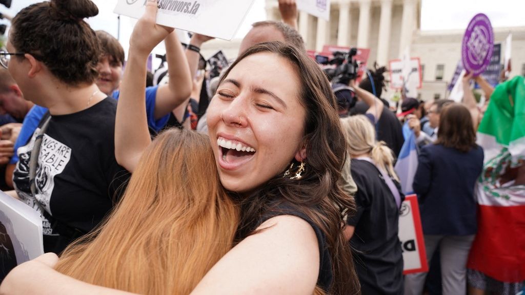 Decisão foi comemorada por manifestantes do movimento pró-vida, em frente à sede da Suprema Corte dos EUA