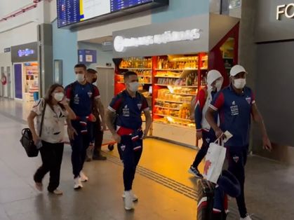 Atletas do Fortaleza caminham em aeroporto antes de viagem