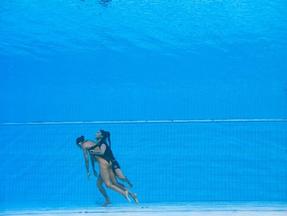 Anita Álvarez sendo socorrida pela treinadora após passar mal em prova de nado artístico