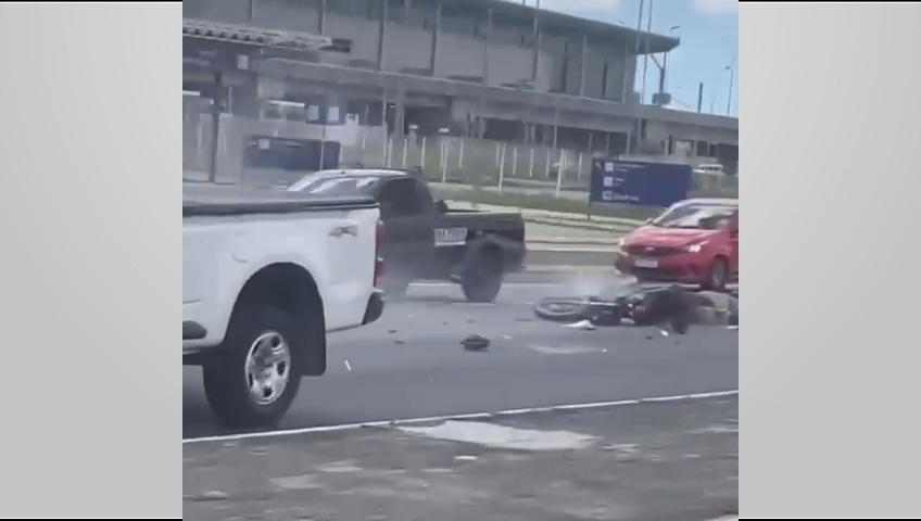 Homem sofreu várias lesões no corpo ao colidir em dois veículos