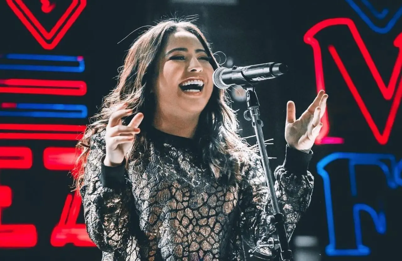 Mari Fernandez é uma das vozes femininas mais presentes nos principais programas de TV e eventos do país