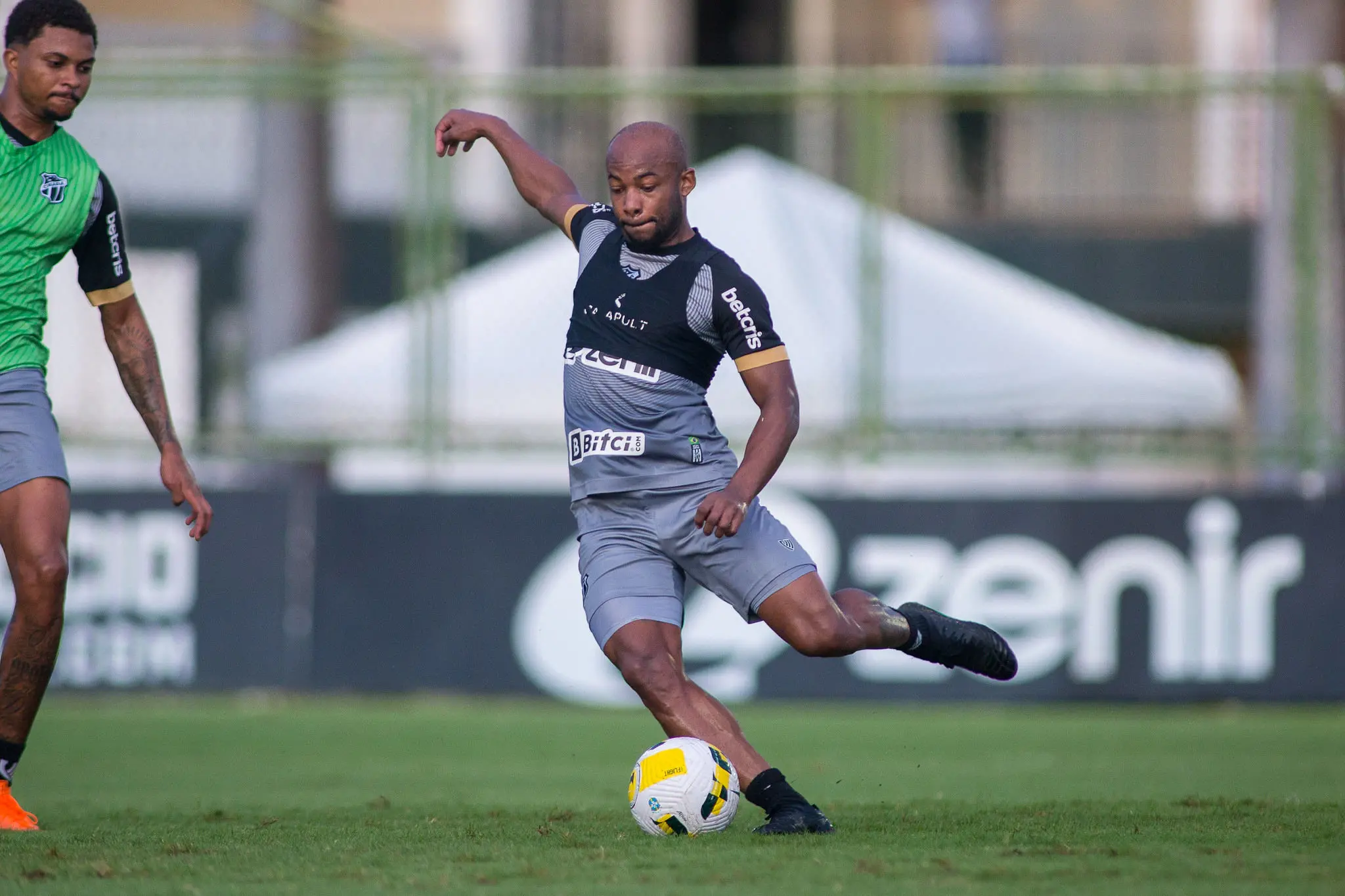 Wescley com a bola é observado por Lucas Ribeiro