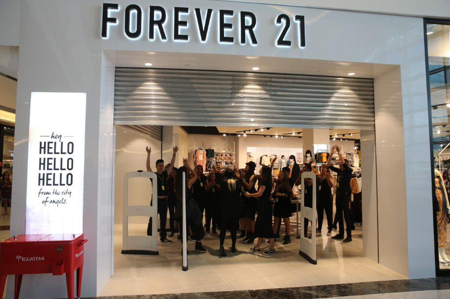 A CAPRICHO te mostra como é a primeira loja da Forever 21 no
