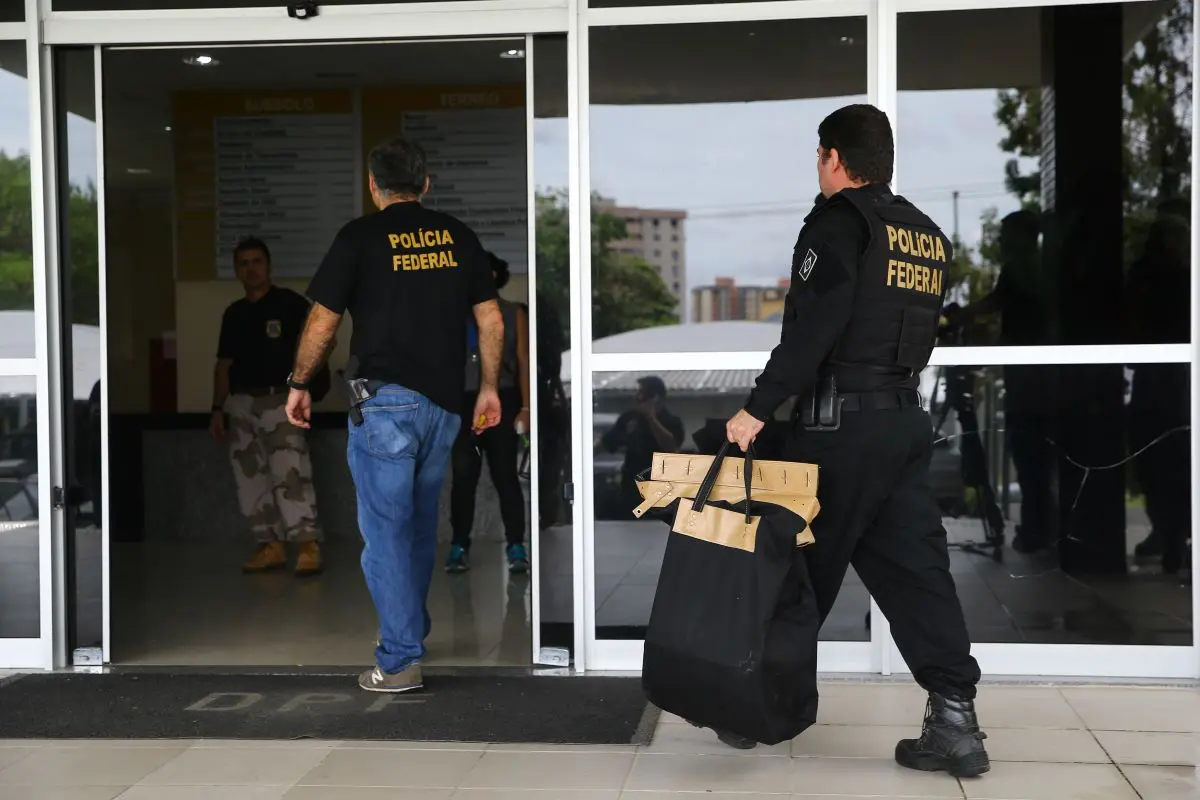 operação afiusa. foto na sede da polícia federal com a chegada do português preso