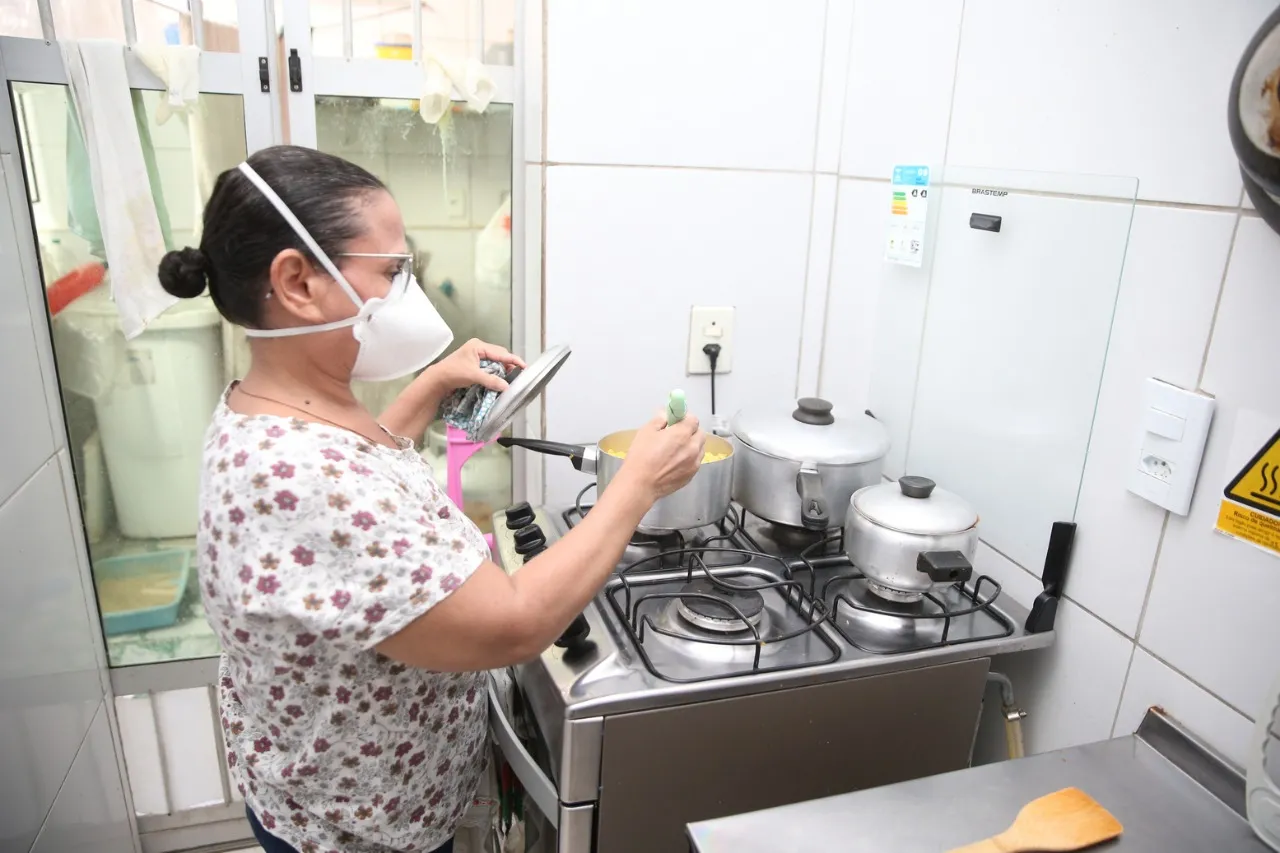 Maria Luiza Sousa, de 56 anos, conta que a filha conseguiu um emprego, 