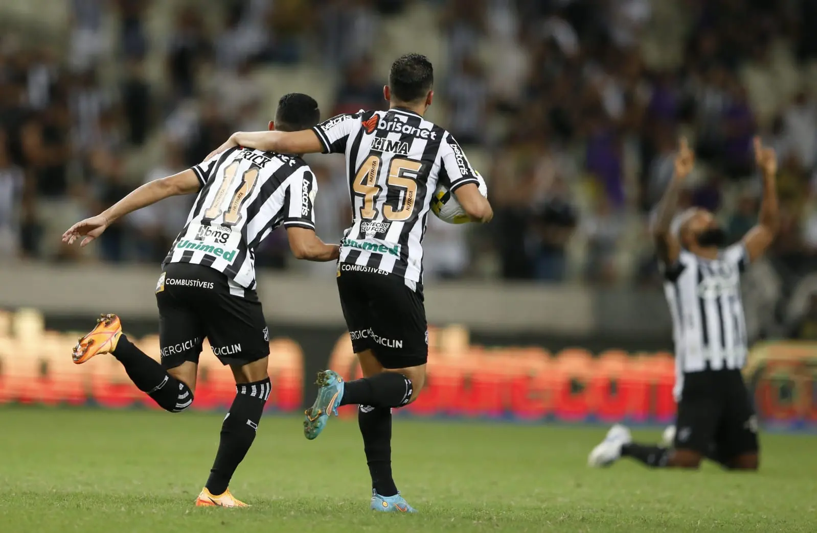 Atletas do Ceará comemoram gol