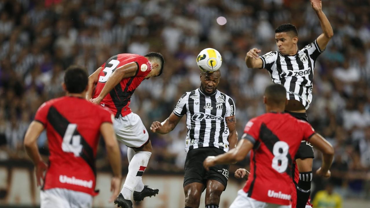 Atletas de Ceará e Atlético-GO disputam bola