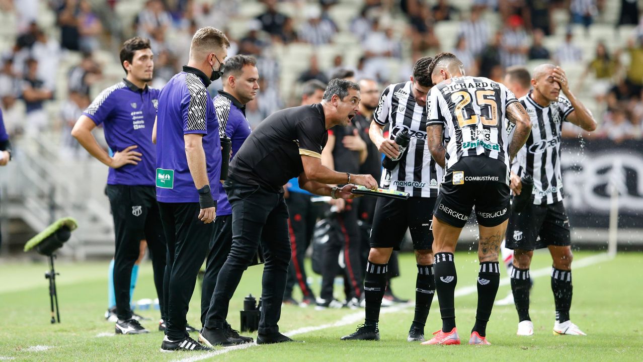 Marquinhos Santos conversa com jogadores do Ceará na beira do campo