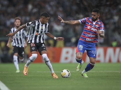 Jogadores de Atlético-MG e Fortaleza em disputa de bola