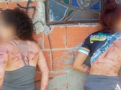 mulheres chicoteadas por facção. foto foi borrada para preservar a identidade das vítimas de agressão