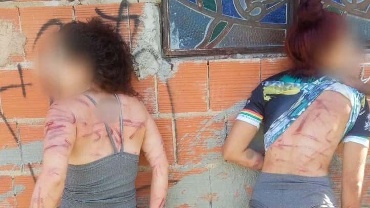 mulheres chicoteadas por facção. foto foi borrada para preservar a identidade das vítimas de agressão