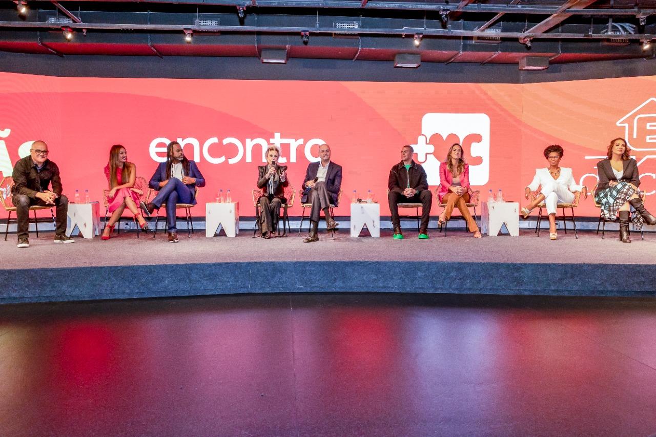 apresentadores da tv globo sentados lado a lado