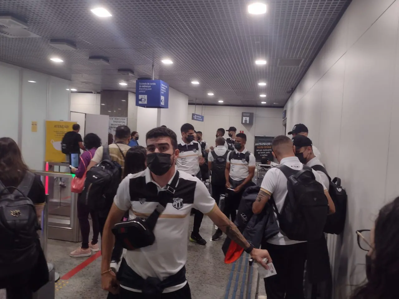 O Vozão embarcou na noite desta segunda-feira (27) para a Bolívia, onde fará jogo importante pela Sul-Americana na quarta-feira