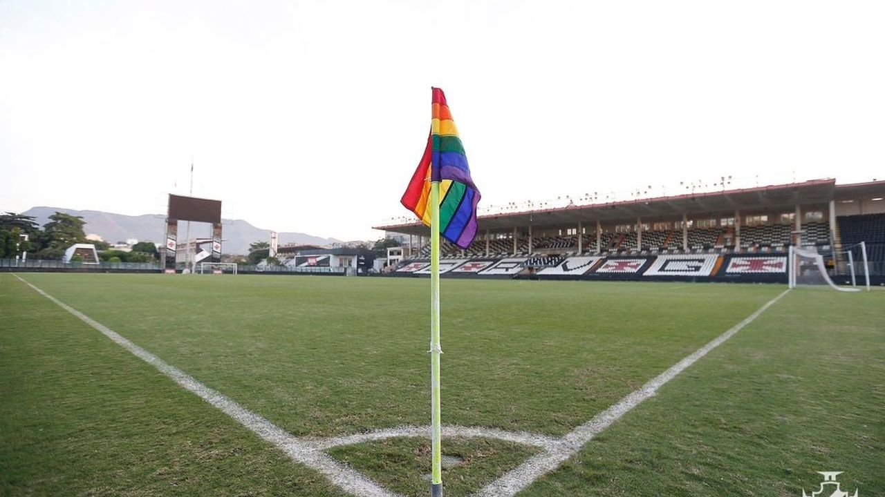 A imagem mostra uma bandeira de escanteio no São Januário com as cores em alusão o LGBTQIA+