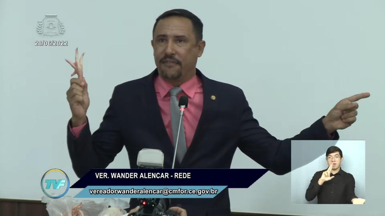 Vereador exibiu pé de galinha na tribuna da Câmara