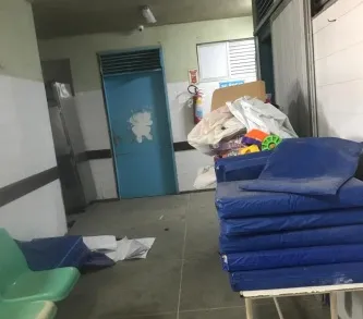 Na ação civil pública, o Cremec mostra imagens internas do hospital em que é possível ver a estrutura precária.