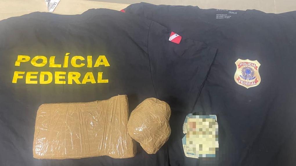 Um dos 10 homens mais procurados do Ceará é preso com entorpecente e camisas falsas com o emblema da Polícia Federal