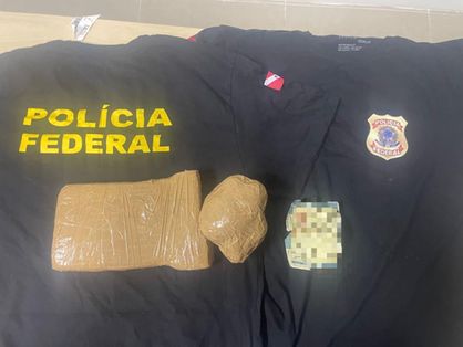 Um dos 10 homens mais procurados do Ceará é preso com entorpecente e camisas falsas com o emblema da Polícia Federal