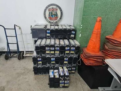 Baterias apreendidas pela Polícia Civil dispostas em uma delegacia