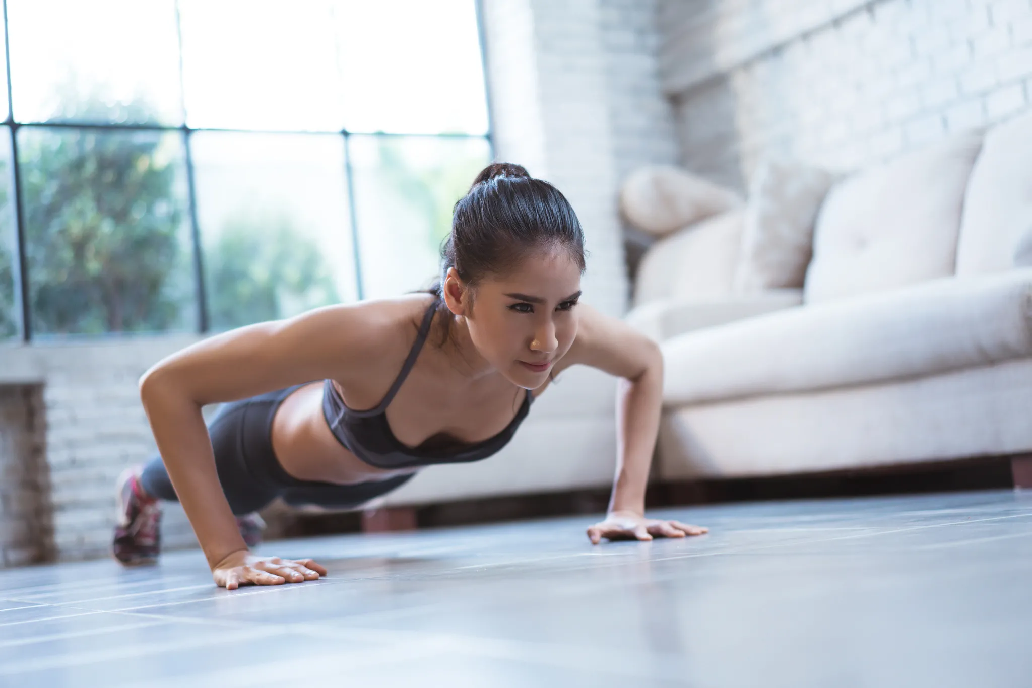 Uma flexão consiste em fazer baixar o corpo uniformemente até que o peito fique próximo ao solo