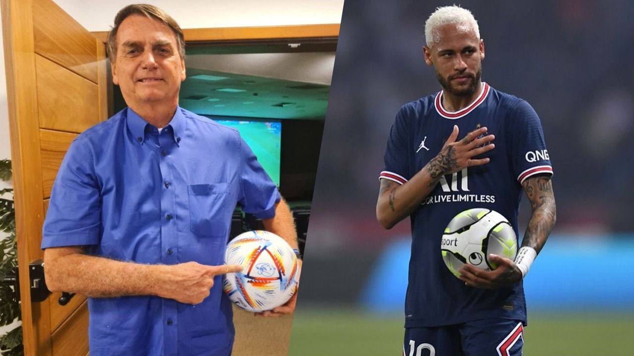 Neymar coloca a mão direita no emblema do PSG e segura bola com a mão esquerda