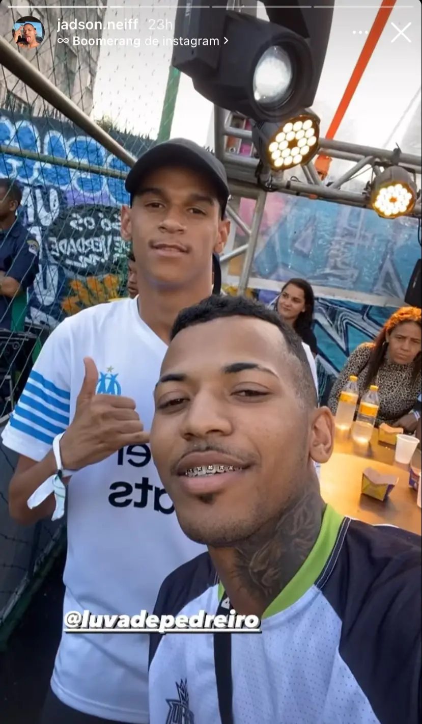 Jadson Neiff e Luva de Pedreiro na arquibancada de um jogo de futebol.