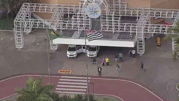 Imagem da notícia: Shopping na zona leste de São Paulo tem tiroteio após assalto a joalheria