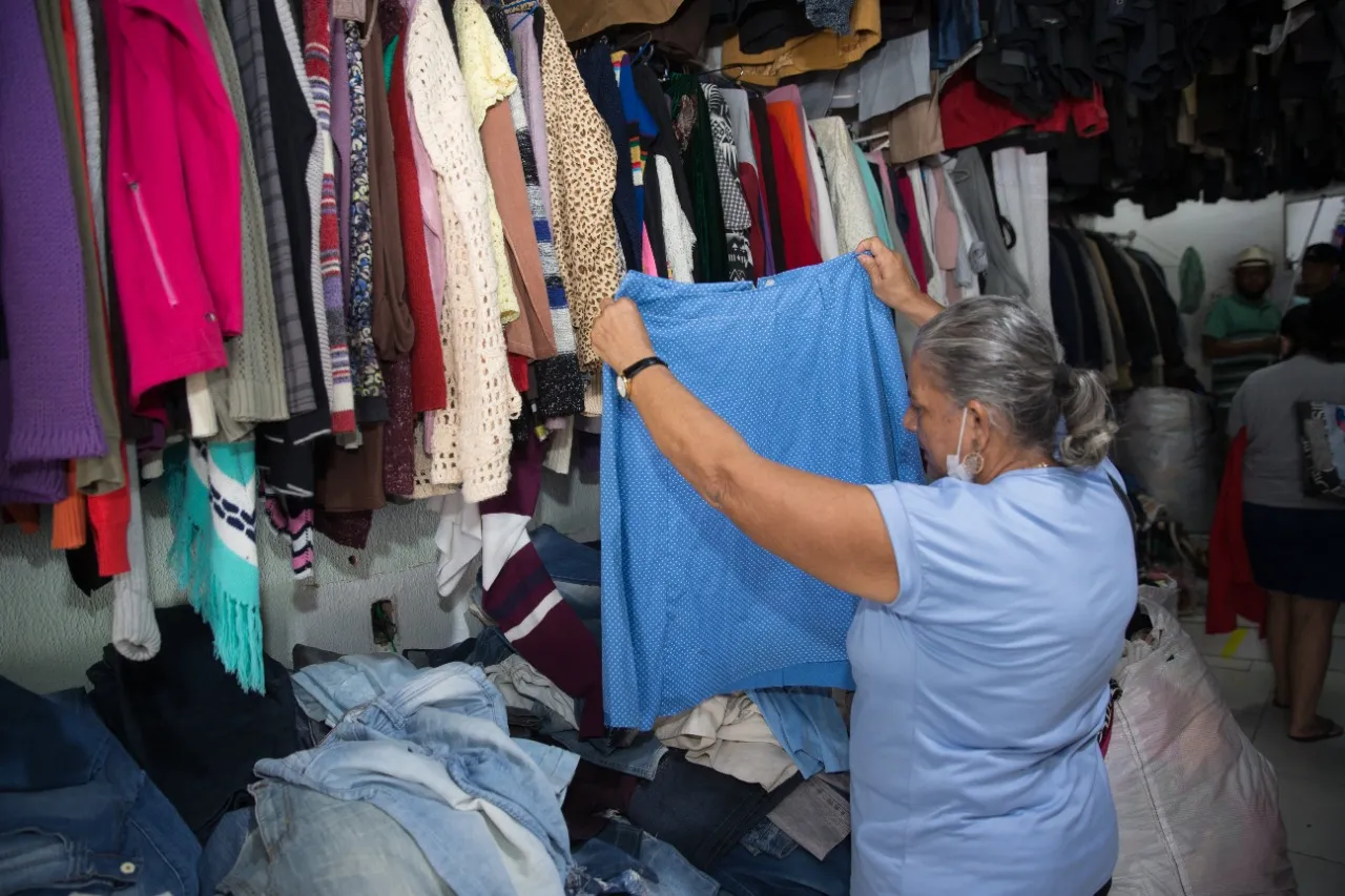 É possível encontrar peças como saias, vestidos e blusas por R$ 10