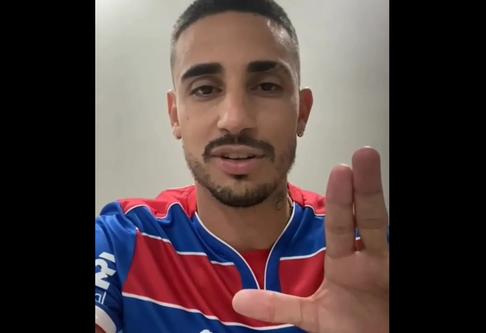 Thiago Galhardo gravou vídeo com camisa do Fortaleza e fazendo símbolo de torcida organizada