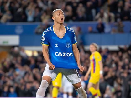 Atacante Richarlison comemora gol com a camisa do Everton