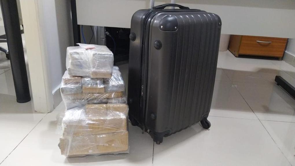 15 kg de maconha e 17 comprimidos de ecstasy estavam escondidos na mala do passageiro