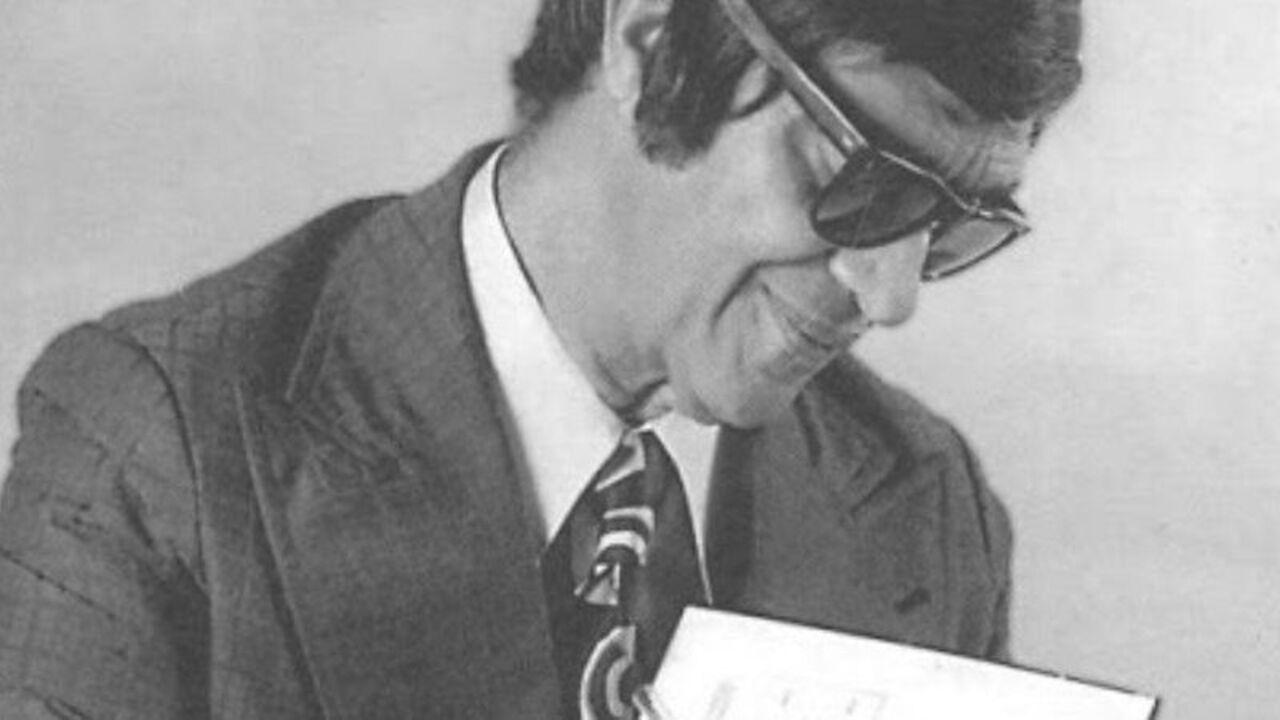 O médium Chico Xavier em foto preto e branco. Ele está de óculos e terno com gravata.